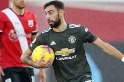 Biểu cảm của Bruno Fernandes sau bàn gỡ hòa của Cavani gây bão mạng