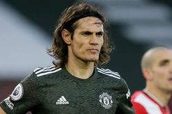 Neville khuyên MU nên 'giáo dục lại' Cavani