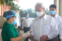 Đưa hai trường hợp F1 của BN 1347 vào bệnh viện