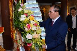 Nguyên Tổng Bí thư Nông Đức Mạnh dâng hương tại đền Chung Sơn và khu di tích Kim Liên