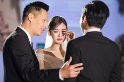 Á hậu Tường San khóc trong tiệc cưới