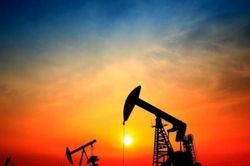 Giá dầu thô giảm nhẹ trước sự không chắc chắn về thỏa thuận của OPEC+