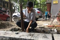 Cận cảnh đá lát vỉa hè Hà Nội có độ bền 70 năm đã nứt vỡ, bong tróc sau vài năm