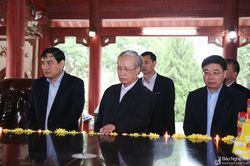 Thường trực Ban Bí thư Trần Quốc Vượng tưởng niệm các anh hùng liệt sỹ tại Truông Bồn