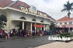 Hỗ trợ chuyển tải hành khách đi tàu tại ga Nha Trang qua khu vực ngập lụt