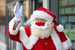 Ông già Noel tại Anh không phải đeo khẩu trang dịp Giáng sinh