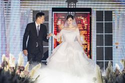 Tường San khiến fan ngất ngây trong ngày trọng đại với những chiếc váy cưới tuyệt đẹp