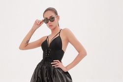 Siêu mẫu Võ Hoàng Yến diện bodysuit quyến rũ cùng quần 'siêu to khổng lồ', fitting show thời trang