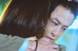 Hồng Đăng khóc nức nở ôm chặt 1 cô gái, ai cũng gọi tên Hồng Diễm