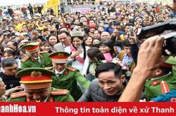 Hàng nghìn người dân xứ Thanh chào đón Hoa hậu Đỗ Thị Hà