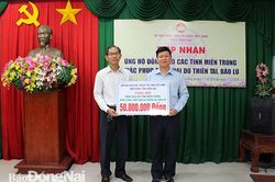 Tiếp nhận ủng hộ đồng bào miền Trung khắc phục thiên tai, bão lũ