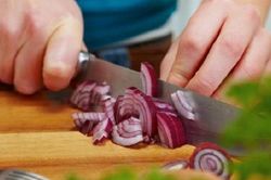 Mẹo khử mùi hành trên tay và trong hơi thở