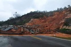 Sạt lở núi ở Thừa Thiên-Huế, hàng trăm khối đất đá vùi lấp đường biển Cảnh Dương