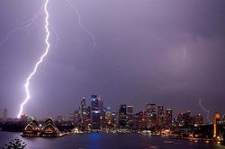 Bão lớn ở Sydney làm cháy tháp chuông, 20.000 hộ dân bị mất điện