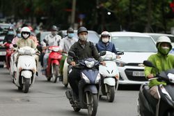 Hà Nội lạnh sâu, người dân thủ đô đốt lửa căng bạt chống rét