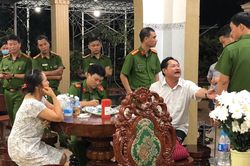 Bắt tạm giam 2 cha con đại gia cho vay lãi suất 105%/tháng