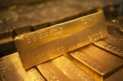 Giá vàng thế giới 2/12: Tăng 2% khi đồng đô la giảm
