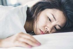 Sáng ngủ dậy phát hiện tôi lén cho em gái ngủ nhờ một đêm, chồng nổi cơn thịnh nộ buộc tôi phải vơ quần áo bỏ đi