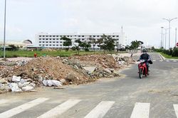 Đổ rác, xà bần ra lòng đường