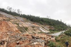 Thừa Thiên – Huế: Sạt lở núi gây chia cắt tuyến đường vào khu du lịch Laguna