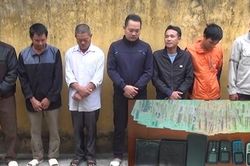 Chủ nhà và khách rủ nhau đánh bạc mừng lễ tân gia