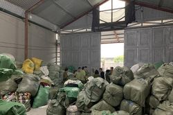 Chặn đứng kho hàng thời trang 'sida' nhập lậu lớn nhất miền Bắc