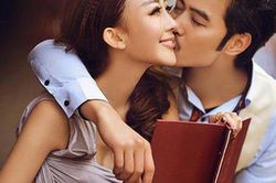 Sau lưng một người đàn ông