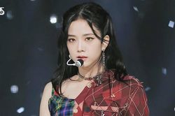 Sau bức hình mới của Jisoo BLACKPINK, netizen mới ngộ ra 'tiêu chuẩn visual' nhà YG Ent