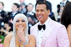 Jennifer Lopez hoãn cưới hai lần trong năm 2020