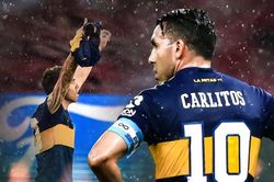 Tevez tri ân Maradona khi ăn mừng với kỷ vật