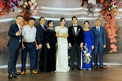 Vợ Công Phượng lại được khen với phong cách ăn mặc giản dị