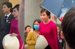 Viên Minh luôn cầm chiếc nón lá truyền thống sánh đôi bên Công Phượng