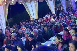 Choáng ngợp với hình ảnh gần 1000 người đến chung vui cùng gia đình Công Phượng trước ngày cưới ở Nghệ An