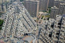 Chung cư 'kim tự tháp' ở TQ: Ban công rộng mênh mông vẫn bị ế hàng