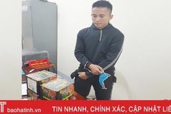 Bắt đối tượng vận chuyển 5,6 kg pháo lậu đi bán tại Cẩm Xuyên