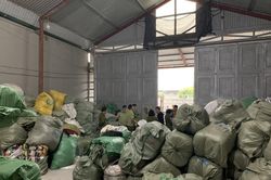 Quảng Ninh tạm giữ lô hàng khủng 28,3 tấn ''quần áo cũ' nghi nhập lậu