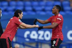 Scholes mong Cavani 'dạy dỗ' Martial và Greenwood