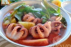 Canh bạch tuộc nấu chua hấp dẫn cho cuối tuần