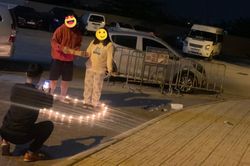 Thấy bạn gái nhận quà bằng một tay, hành động sau đó của chàng trai gây tranh cãi