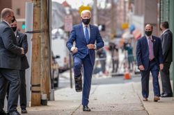 Hình ảnh mới nhất của Joe Biden sau chấn thương bàn chân khi đang vui chơi với thú cưng