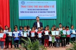 65 học sinh khó khăn của TP. Điện Biên Phủ được tặng thẻ BHYT