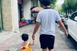Bức ảnh Trường Giang bên con gái gây sốt