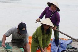 Người dân chèo thuyền cứu người phụ nữ tự tử bị dòng nước cuốn trôi