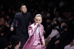 Hot nhất ngày mở màn #VIFW2020: Binz bất ngờ nắm tay Châu Bùi khi đang trình diễn