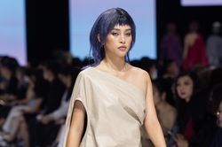 Hoa hậu Tiểu Vy mắt xanh, đội tóc giả trong show Công Trí