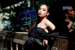 Mẫu 16 tuổi mặc đồ giống Lisa trên đường Đồng Khởi