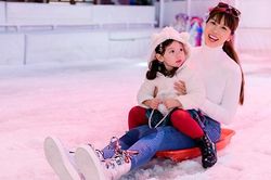 Siêu mẫu Hà Anh đưa con gái nhỏ trải nghiệm trượt tuyết