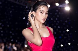 'So kè' sắc vóc của dàn hậu sinh năm 2000 tại tuần lễ thời trang