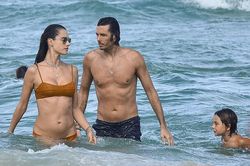 Cựu 'thiên thần nội y' Alessandra Ambrosio tắm biển cùng bạn trai