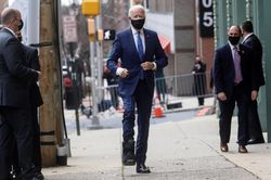 Ông Joe Biden kể lại tình huống ngã rạn xương chân khi chơi với chó